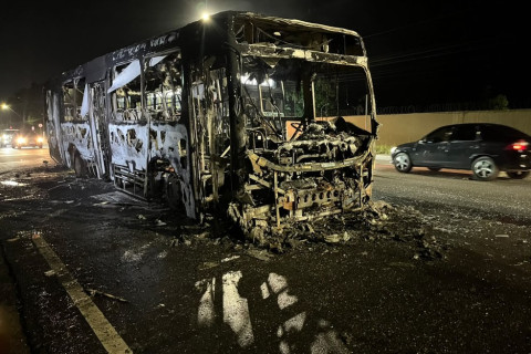 Ônibus pega fogo na rodovia Arthur Bernardes, em Belém