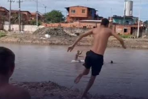 Calor leva moradores a transformar canal do Tucunduba em ponto de lazer em Belém