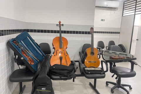 PM encontra instrumentos musicais abandonados sob ponte no Barreiro e procura proprietários