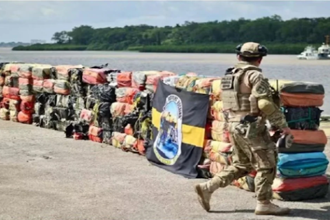 MARINHA E POLÍCIA FEDERAL APREENDEM QUASE 4 TONELADAS DE COCAÍNA EM ALTO-MAR